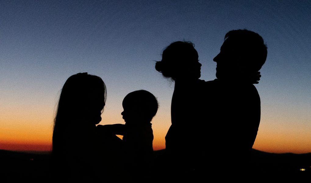 Comment Renforcer les Liens Familiaux à l'Ère Numérique : Le Guide de la Maman Moderne