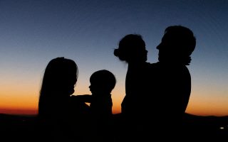 Comment Renforcer les Liens Familiaux à l'Ère Numérique : Le Guide de la Maman Moderne