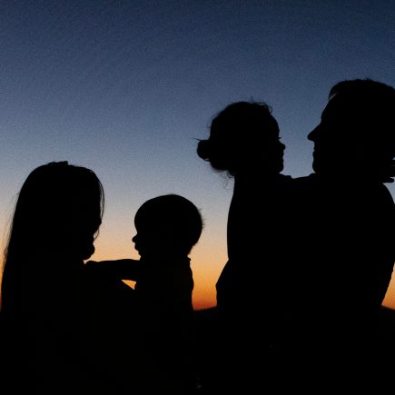 Comment Renforcer les Liens Familiaux à l'Ère Numérique : Le Guide de la Maman Moderne