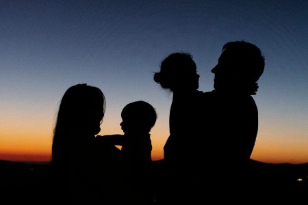 Comment Renforcer les Liens Familiaux à l'Ère Numérique : Le Guide de la Maman Moderne