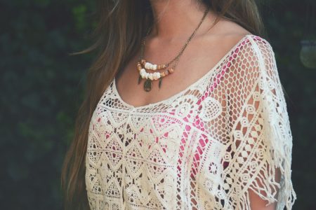 10 meilleurs colliers initiaux qui ajoutent une touche personnalisée à votre look