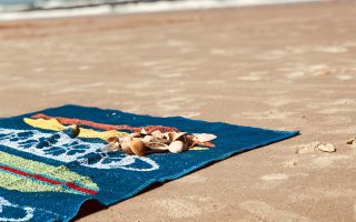 Pourquoi votre serviette de plage finit toujours par ressembler à un torchon crasseux (et comment y remédier)