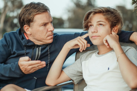 Quand votre enfant de 12 ans fait la sourde oreille : décrypter cette étape délicate