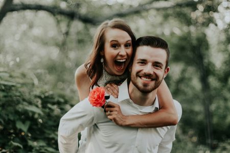 Comment s'exprimer pour un anniversaire de couple ? 45 messages plus touchants que "je t'aime"
