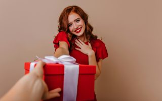 Le Guide (Presque) Infailible du Cadeau d'Anniversaire pour Elle : Les Secrets Piqués sur les Forums pour Viser Juste