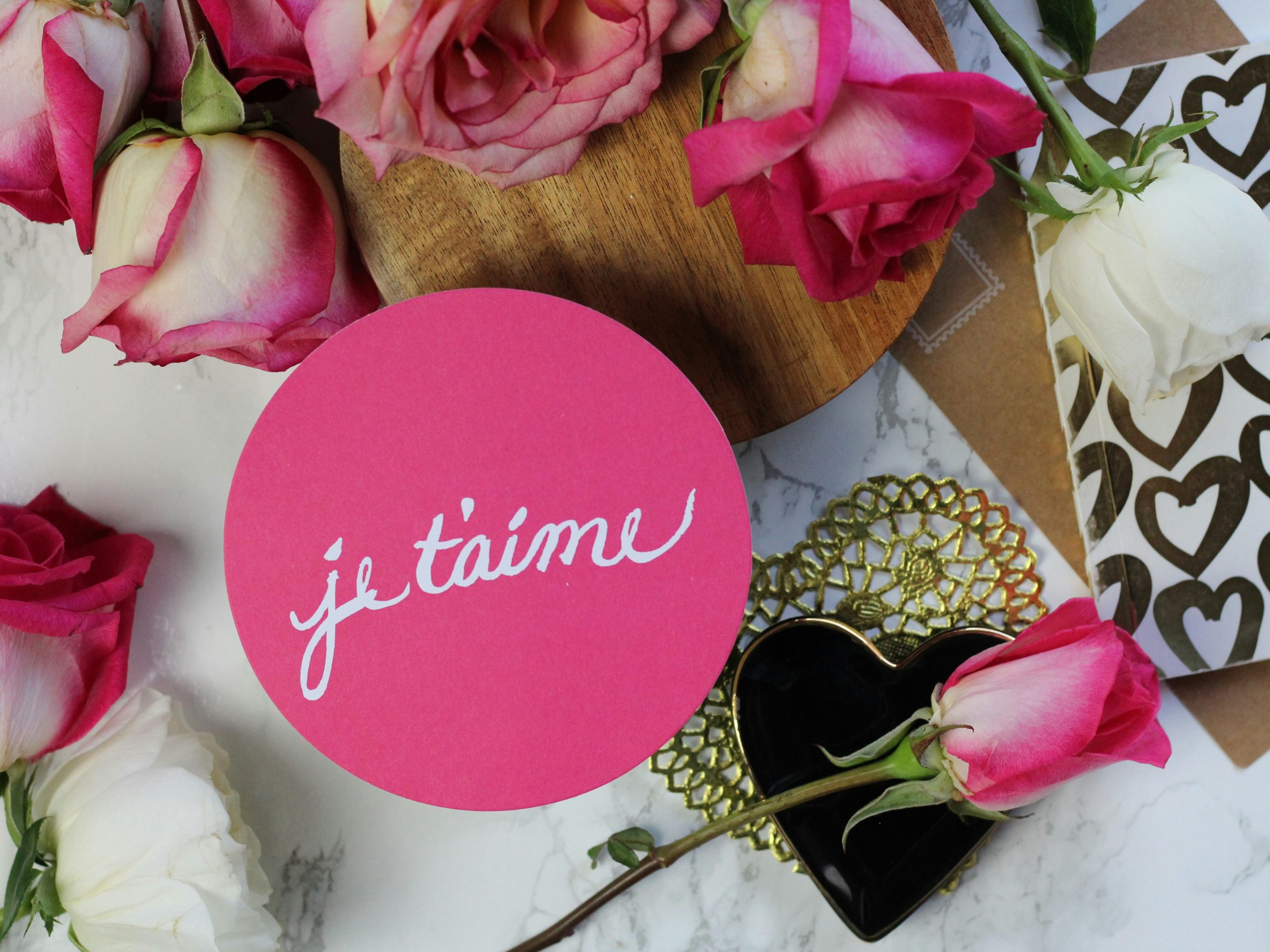 Dire “Je t’aime” : Parce que Trois Mots Peuvent Paralyser les Plus Courageux