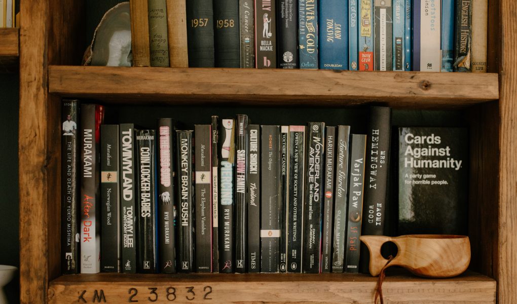 11 astuces pour organiser sa bibliothèque personnelle avec un esprit artistique