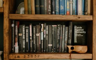 11 astuces pour organiser sa bibliothèque personnelle avec un esprit artistique
