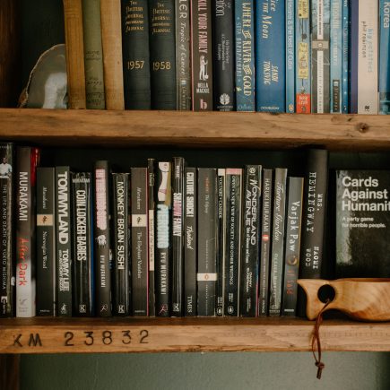 11 astuces pour organiser sa bibliothèque personnelle avec un esprit artistique