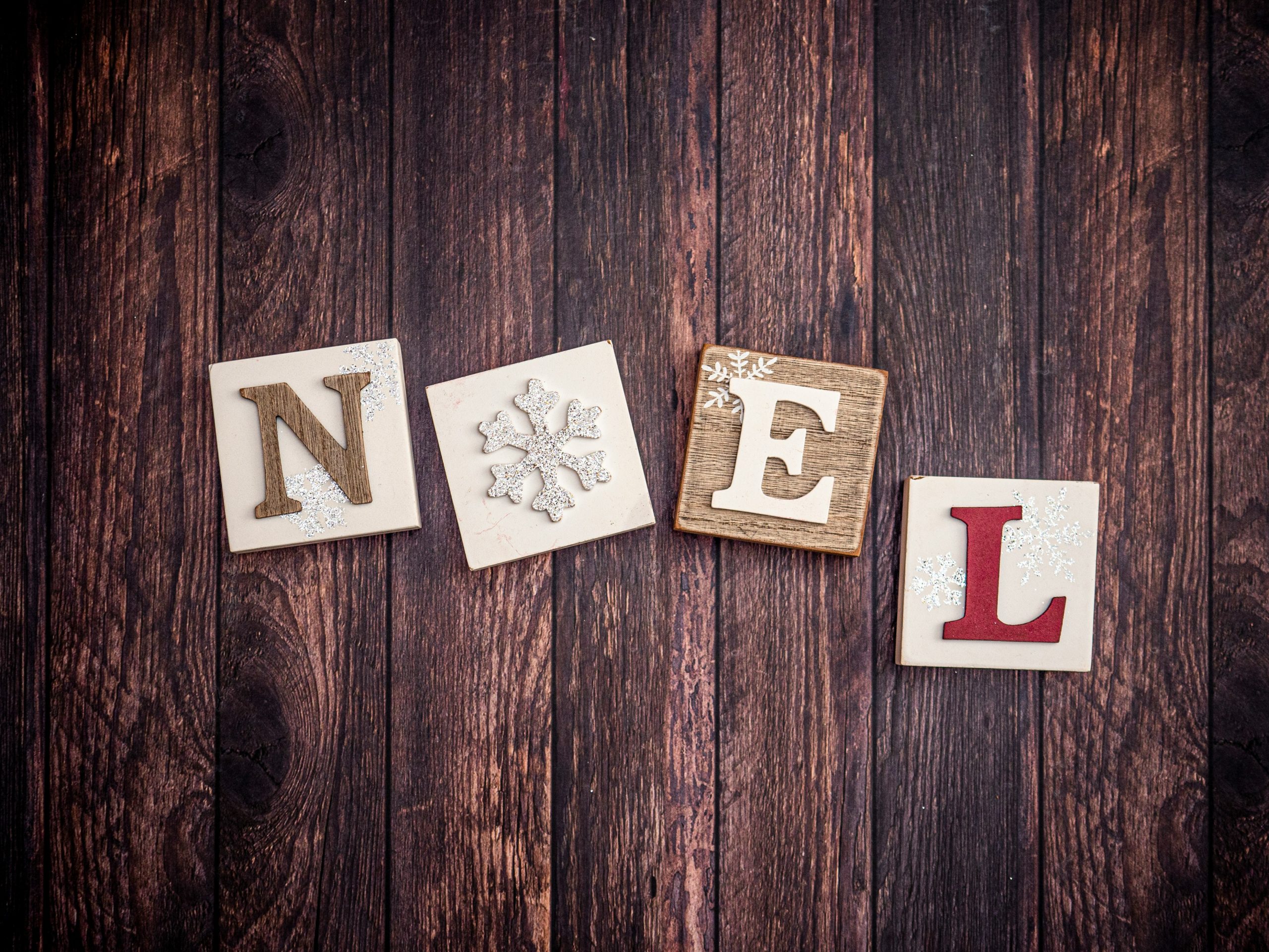 Messages de Noël pour son chéri : Le Guide 2025 pour le faire fondre (Mignon, Drôle, LDR)