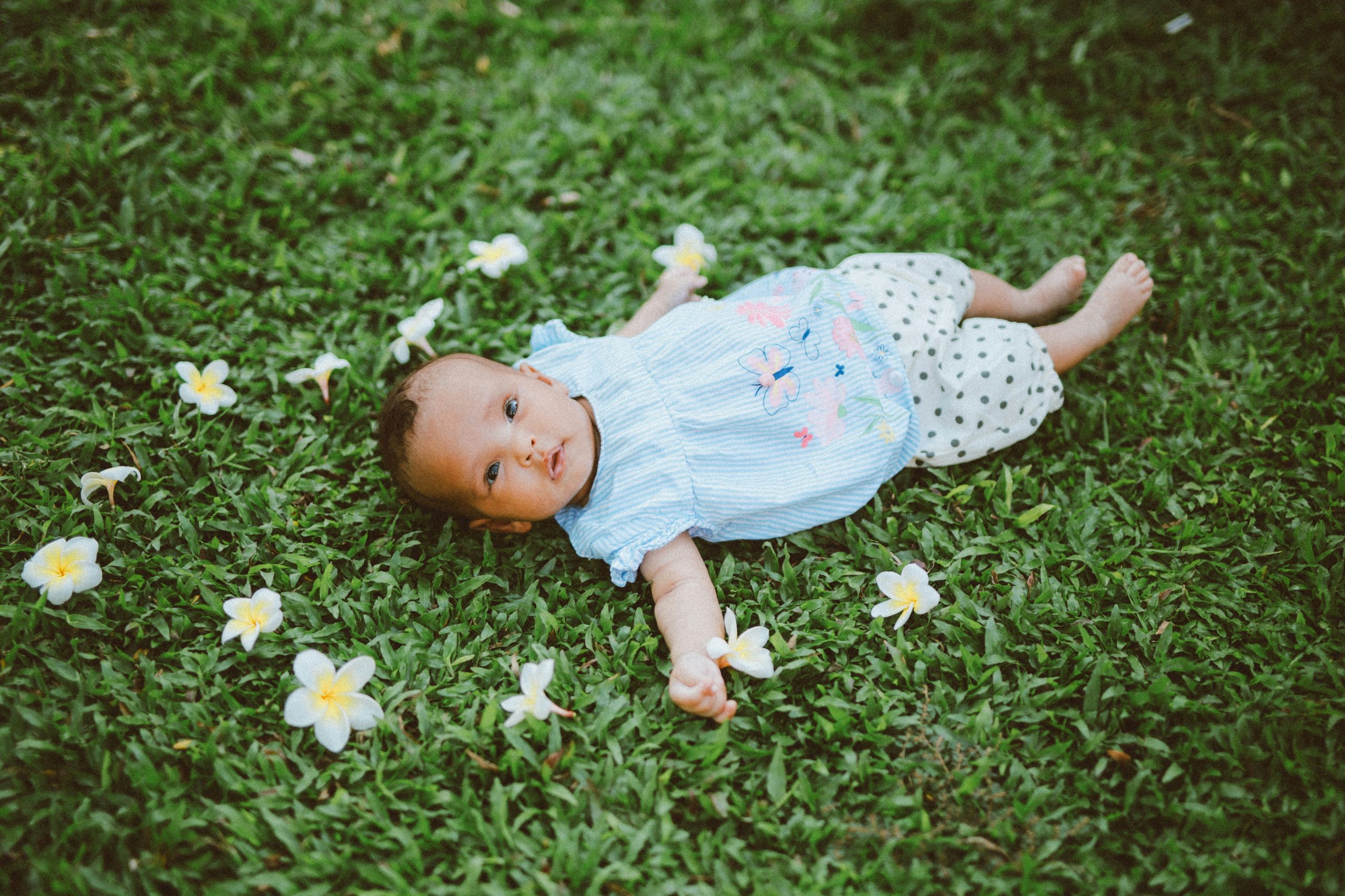 Accueillir un Nouveau-Né : Les Traits Caractéristiques et Uniques des Bébés du Printemps