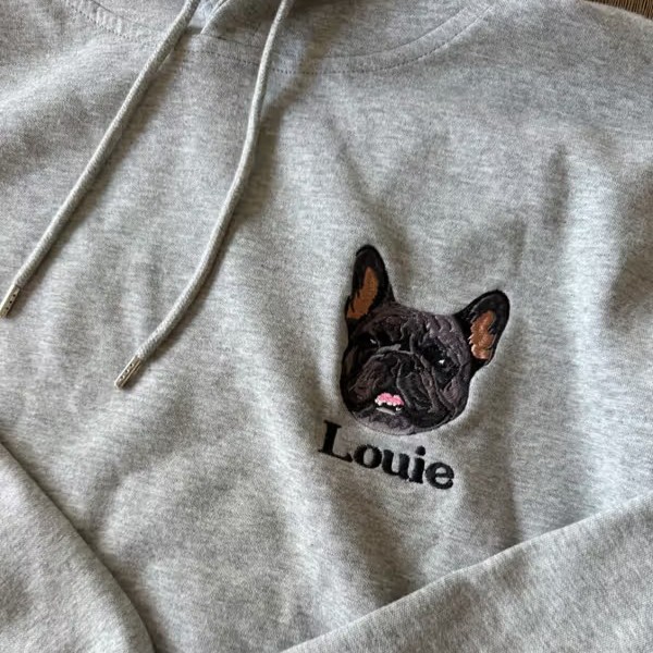 le tshirt personnalisé avec un visage de chien brodé