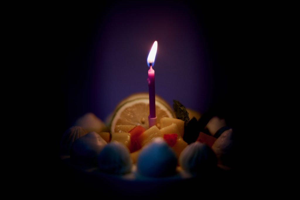 un gâteau d'anniversaire avec une bougie