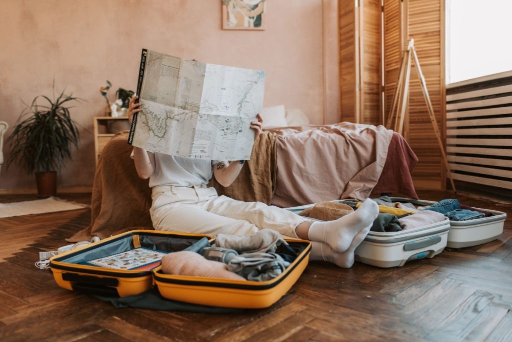 une femme sont en train de regarder le check list pour les vacances