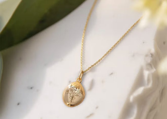 Fleur de naissance : un collier médaillon ouvrant rempli de souvenirs et d’émotions