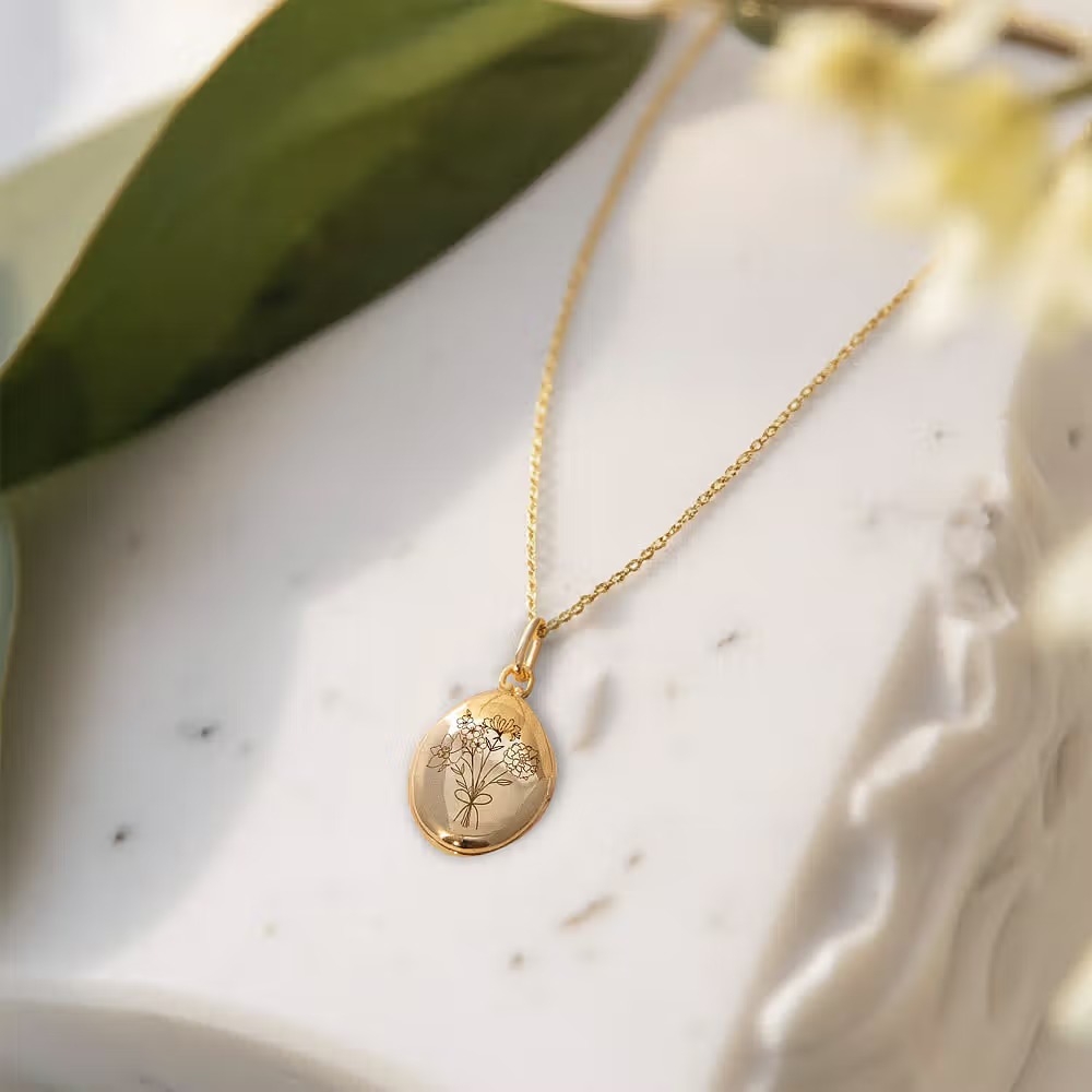 Fleur de naissance : un collier médaillon ouvrant rempli de souvenirs et d’émotions