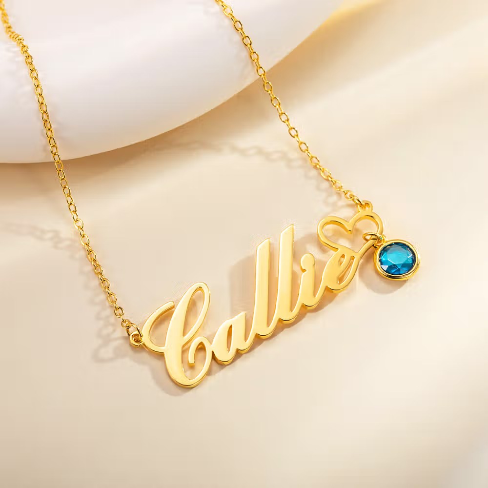 un collier avec un pendentif en forme de nom et avec une pierre de naissance