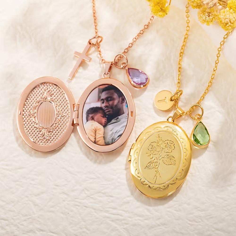 un collier qui peut être personnalisé avec photo, fleur de naissance et pierre de naissance