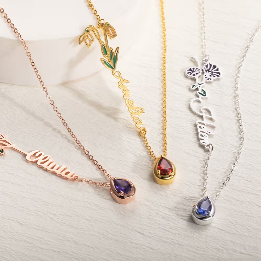 un collier de style minimaliste avec la personnalisation de nom/pierre de naissance et fleur de naissance