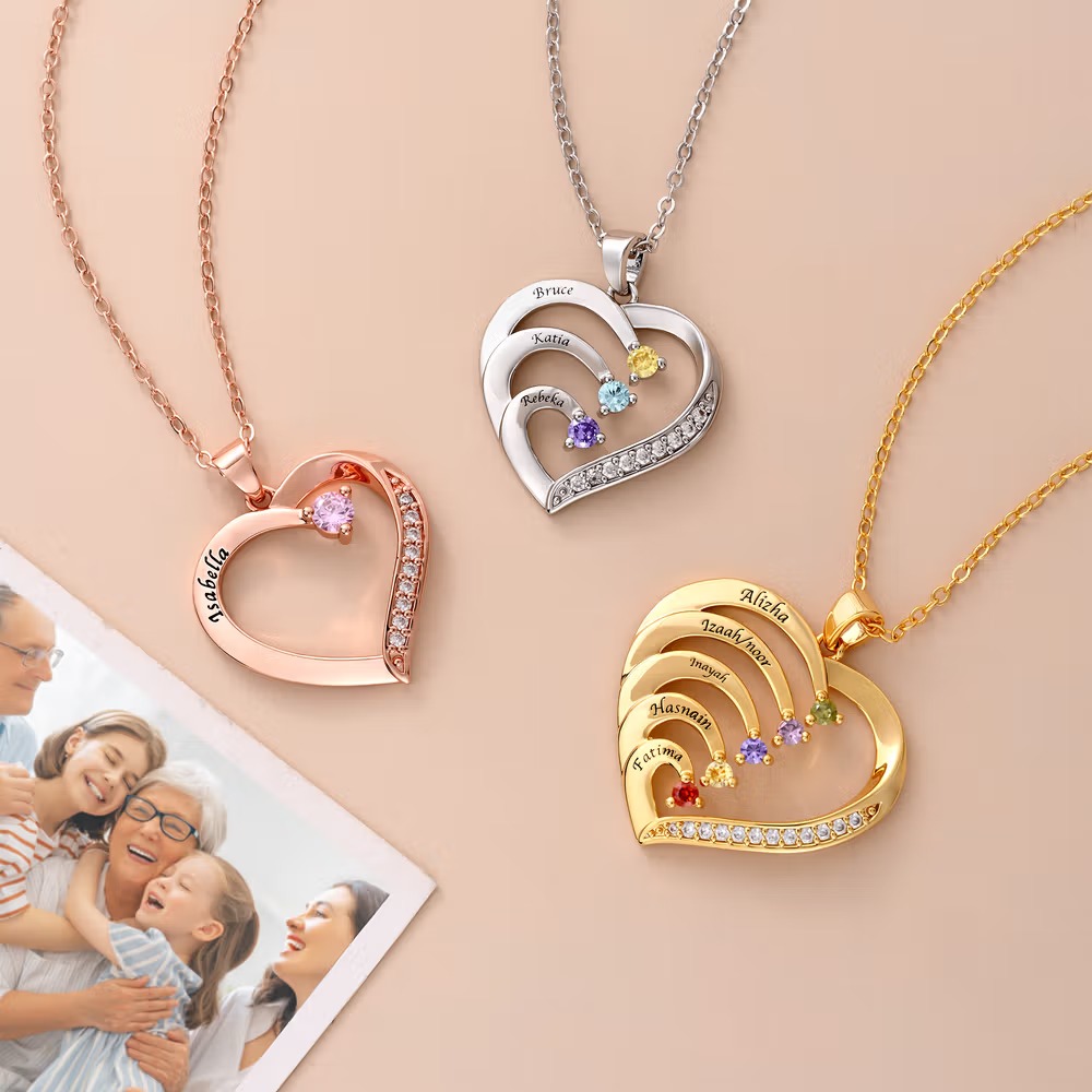un collier en forme de coeur personnalisé avec des pierres de naissance