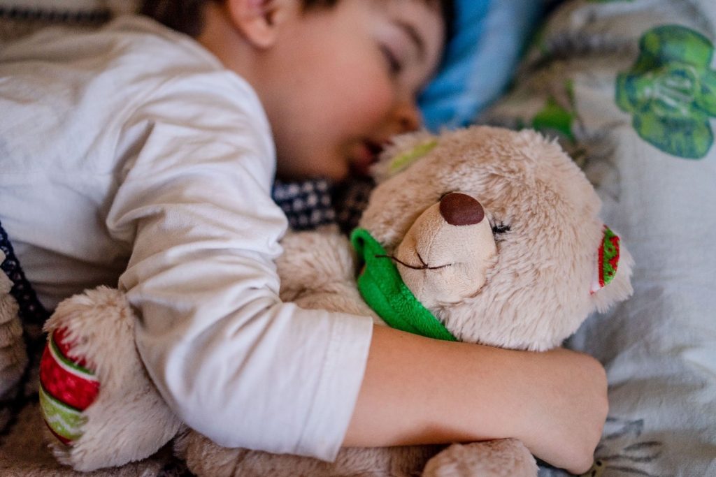 Un garçon et son doudou