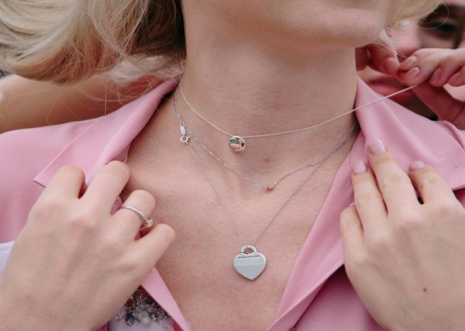 Éclat sur-mesure : 5 idées de colliers pierres de naissance pour femme
