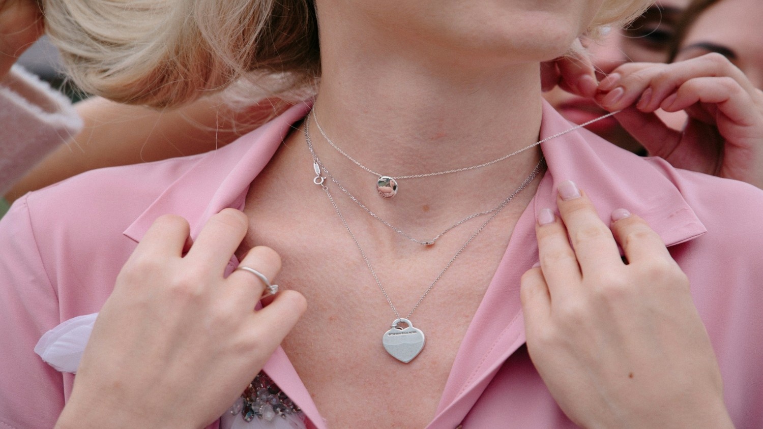 Éclat sur-mesure : 5 idées de colliers pierres de naissance pour femme