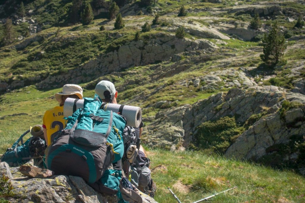 deux personnes font une randonnée à la montagne