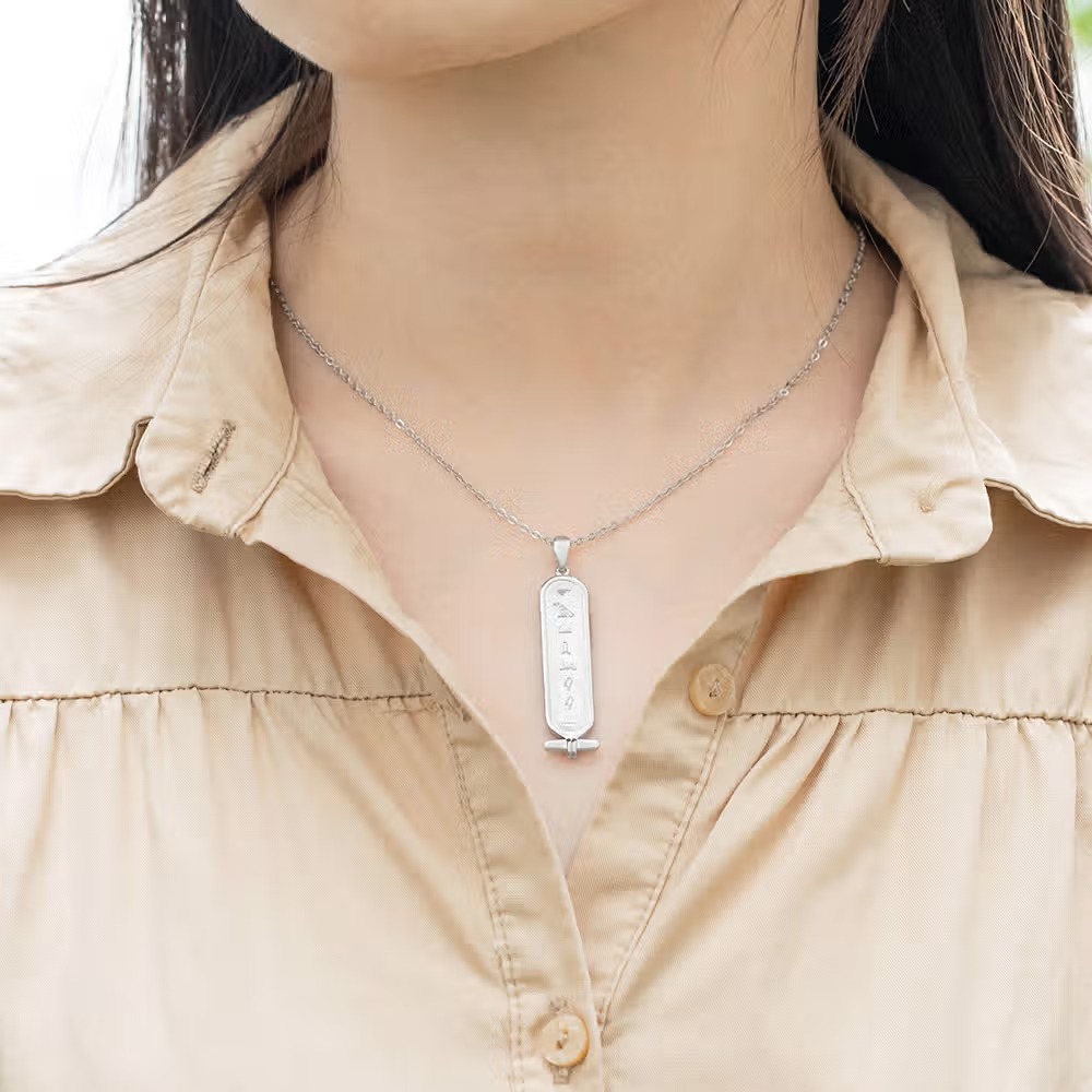 Cartouche égyptien : la signification d’un collier personnalisé avec prénom en hiéroglyphes
