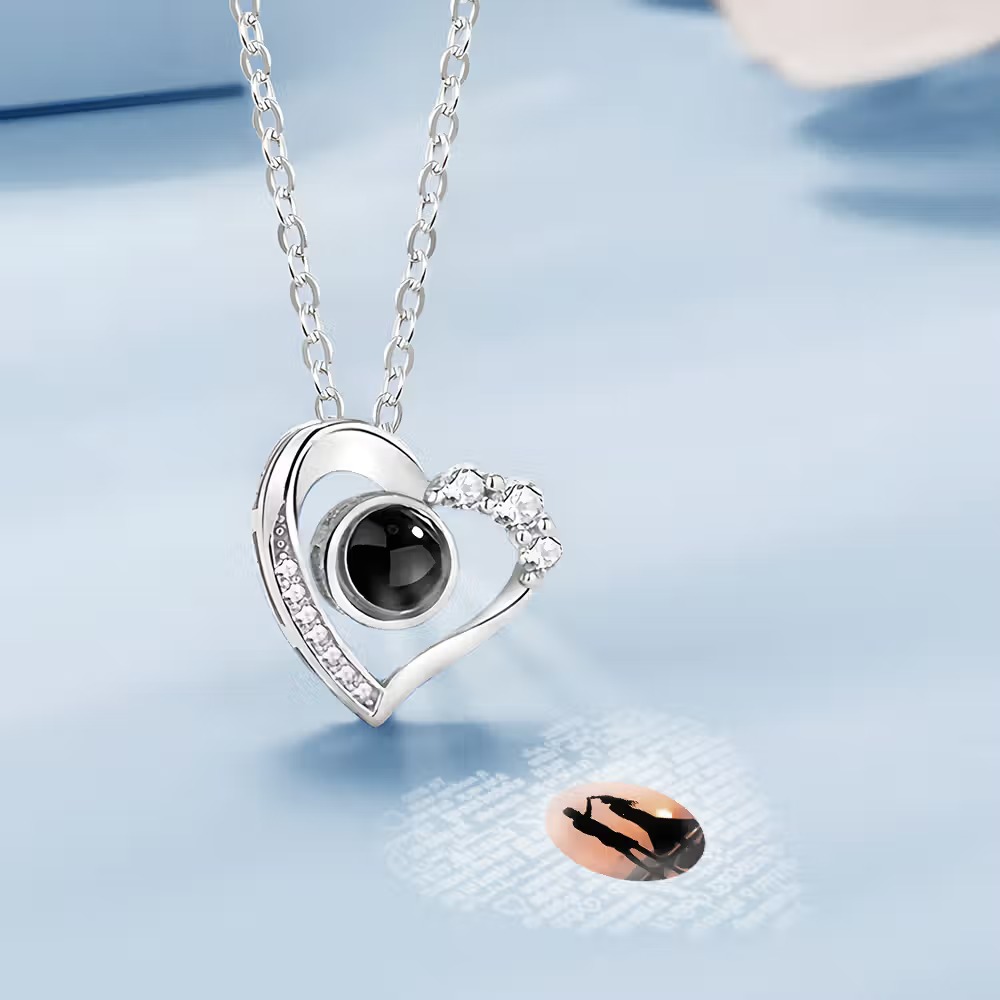 Collier photo personnalisé à projection : un message d’amour caché à révéler
