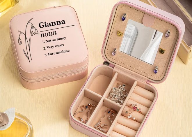 Quelle boîte à bijoux choisir pour une femme ? Un modèle personnalisé avec sa fleur de naissance