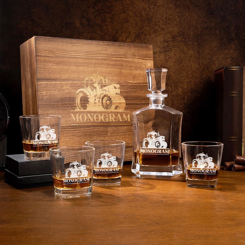 Un coffret à whisky personnalisé sur le thème du tracteur pour les amateurs de style rustique