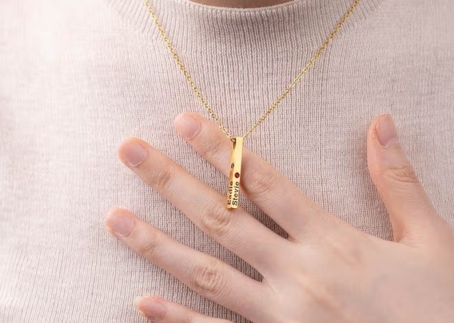 Collier personnalisé avec prénoms et pierres de naissance : pourquoi son pendentif rectangulaire fait la différence ?