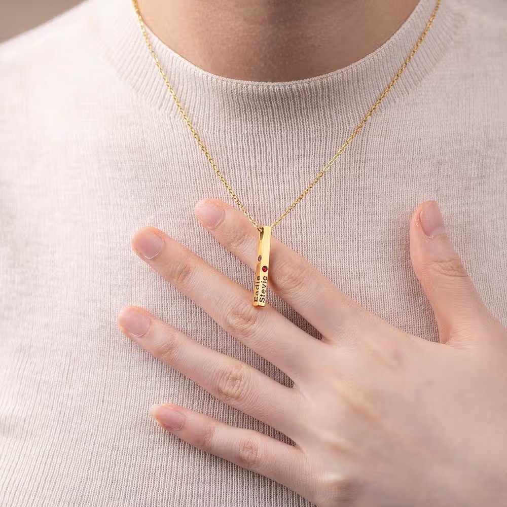 Collier personnalisé avec prénoms et pierres de naissance : pourquoi son pendentif rectangulaire fait la différence ?