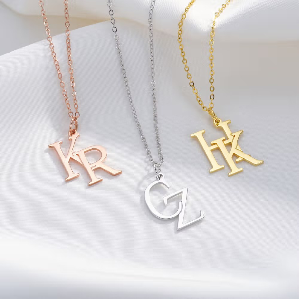 Collier double initiale personnalisé : un bijou minimaliste qui symbolise un lien unique