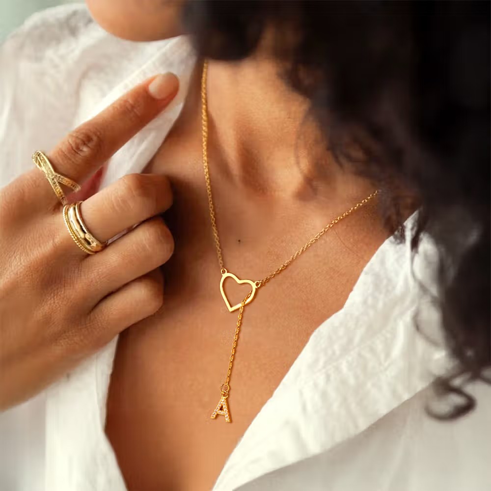 Collier lariat personnalisé avec initiale : une touche délicate qui vous ressemble