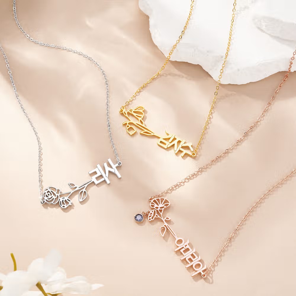 Collier coréen personnalisé : un prénom, une fleur de naissance et une touche qui vous ressemble