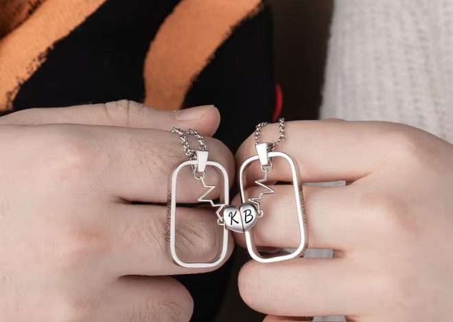 Deux colliers, un lieu qui compte : une idée de cadeau personnalisé pour les couples