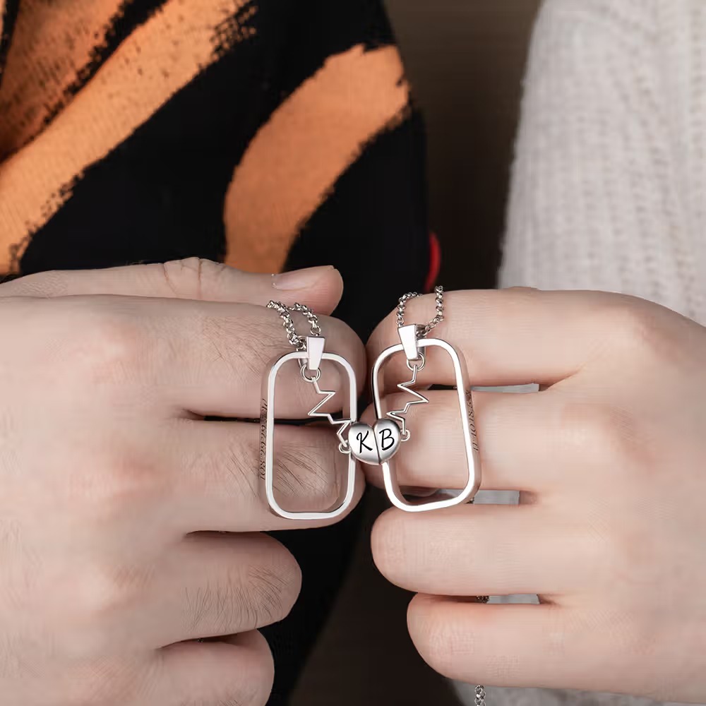 Deux colliers, un lieu qui compte : une idée de cadeau personnalisé pour les couples