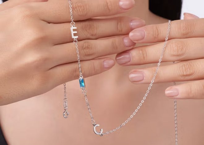 Collier avec initiale et pierre de naissance : un bijou personnalisé pour elle