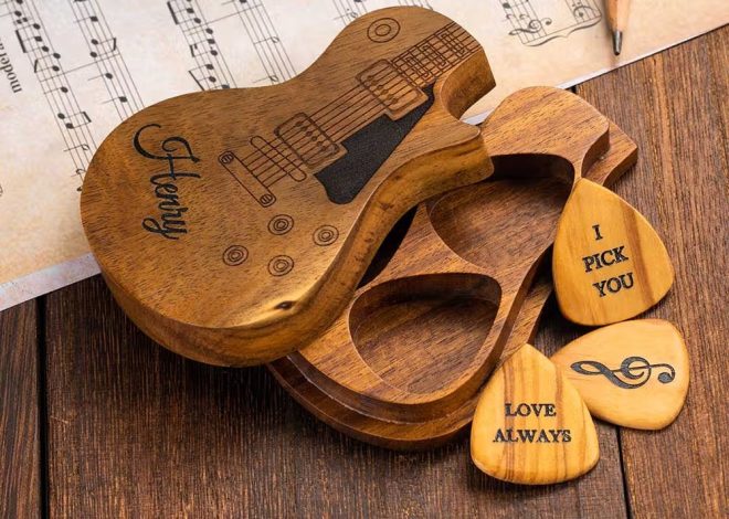 Trois médiators, un étui en bois : le cadeau personnalisé qui accompagne les guitaristes