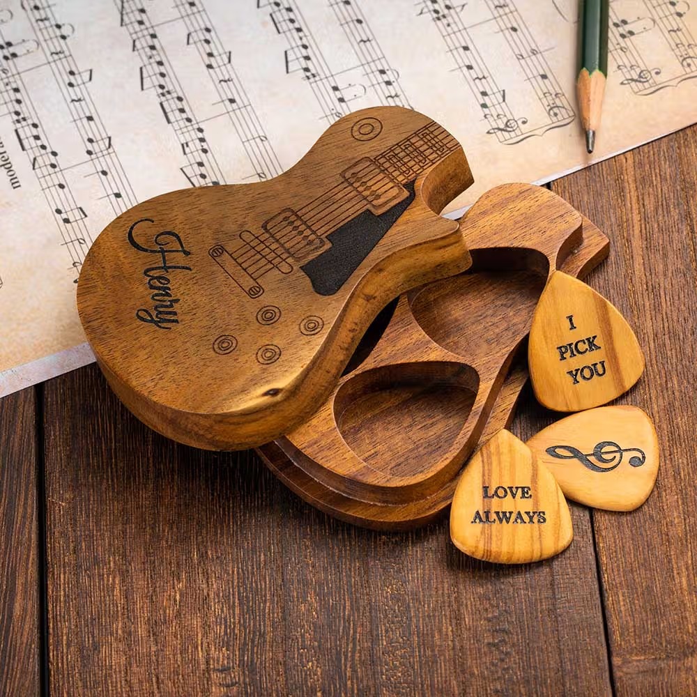 Trois médiators, un étui en bois : le cadeau personnalisé qui accompagne les guitaristes