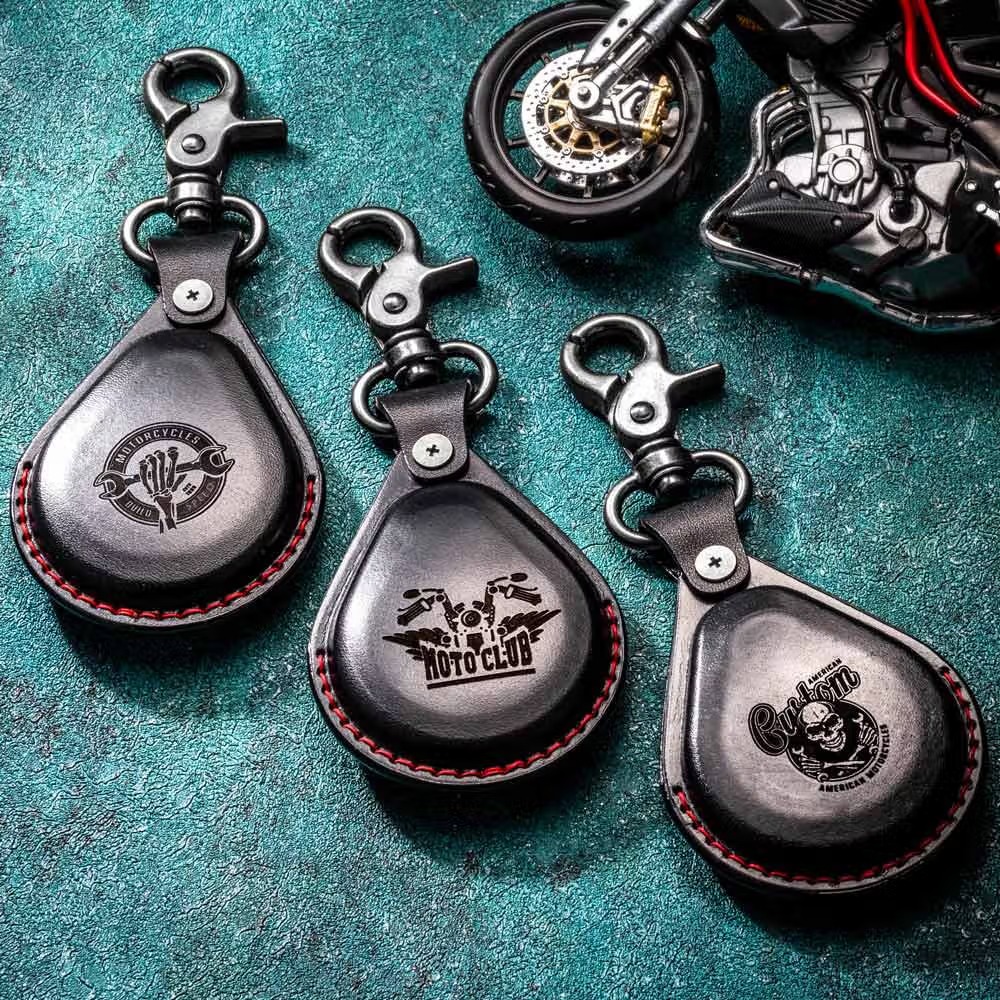 Porte-clés moto personnalisé en cuir : le cadeau idéal pour les passionnés de deux-roues