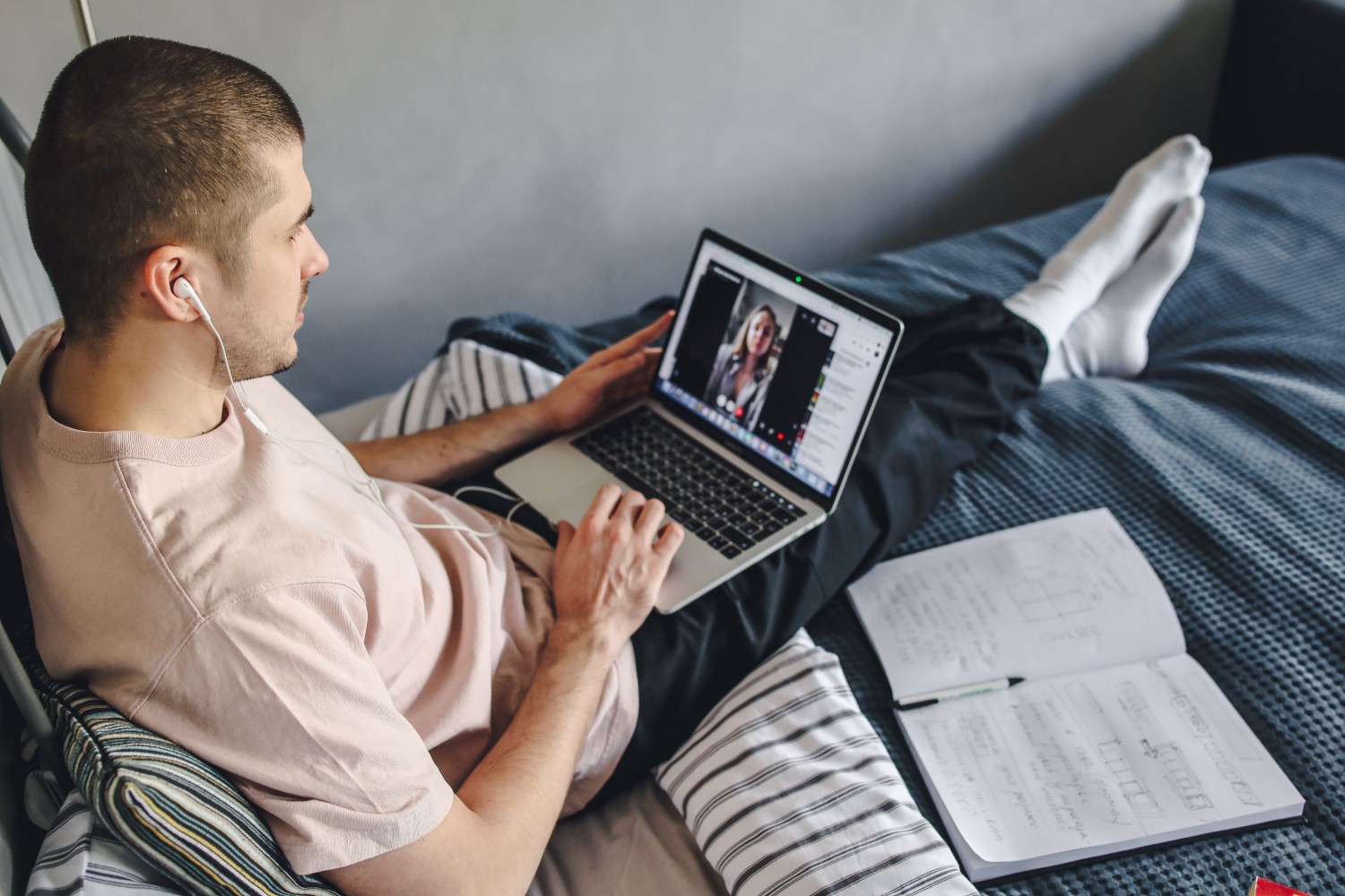 Comment garder une relation à distance forte ? 8 petites attentions qui font vraiment la différence