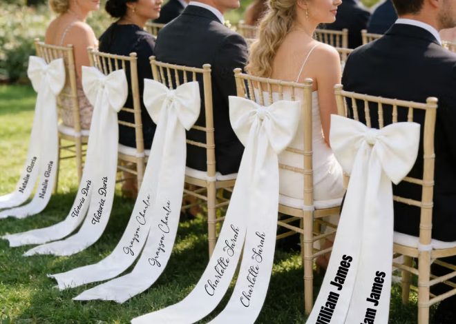 Comment décorer les chaises des mariés ? Un ruban personnalisé qui ajoute une touche romantique