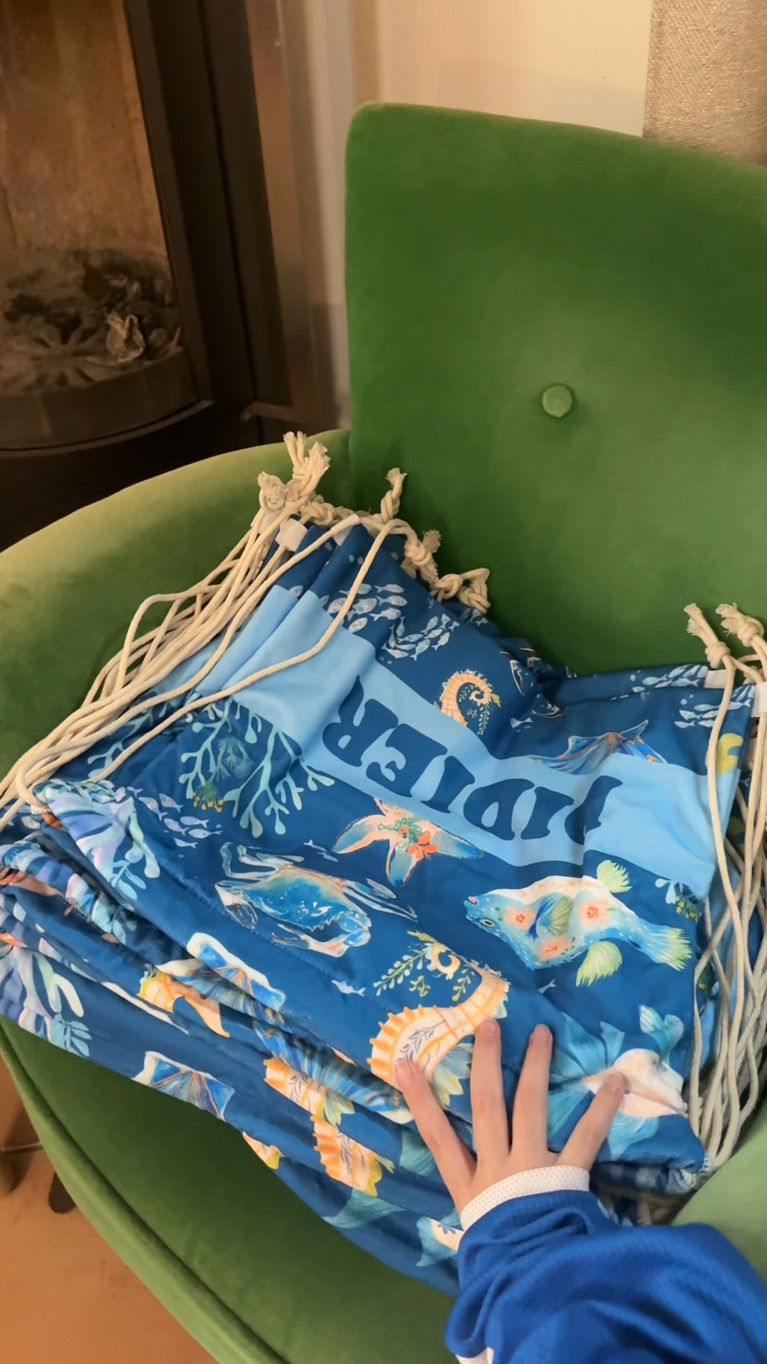 Réaction de Chloé lors de l’unboxing du sac de plage personnalisé