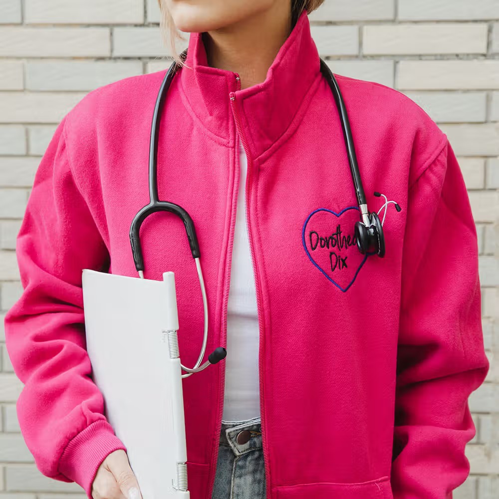 Veste d’infirmière personnalisée : une tenue confortable et un cadeau de fin d’études plein de sens