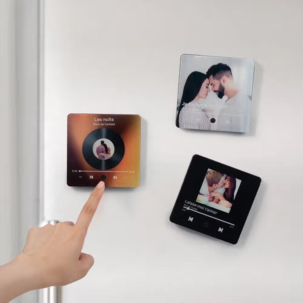 Comment transformer une chanson en souvenir ? L’aimant de frigo musical personnalisé