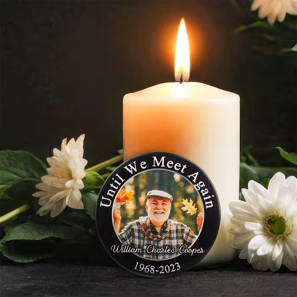 Badge commémoratif personnalisé : garder le souvenir d’un être cher au plus près du cœur