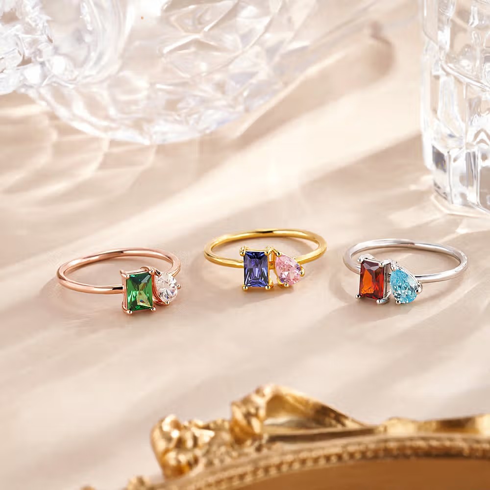 Pourquoi cette bague double pierre de naissance est-elle le cadeau de couple parfait ?